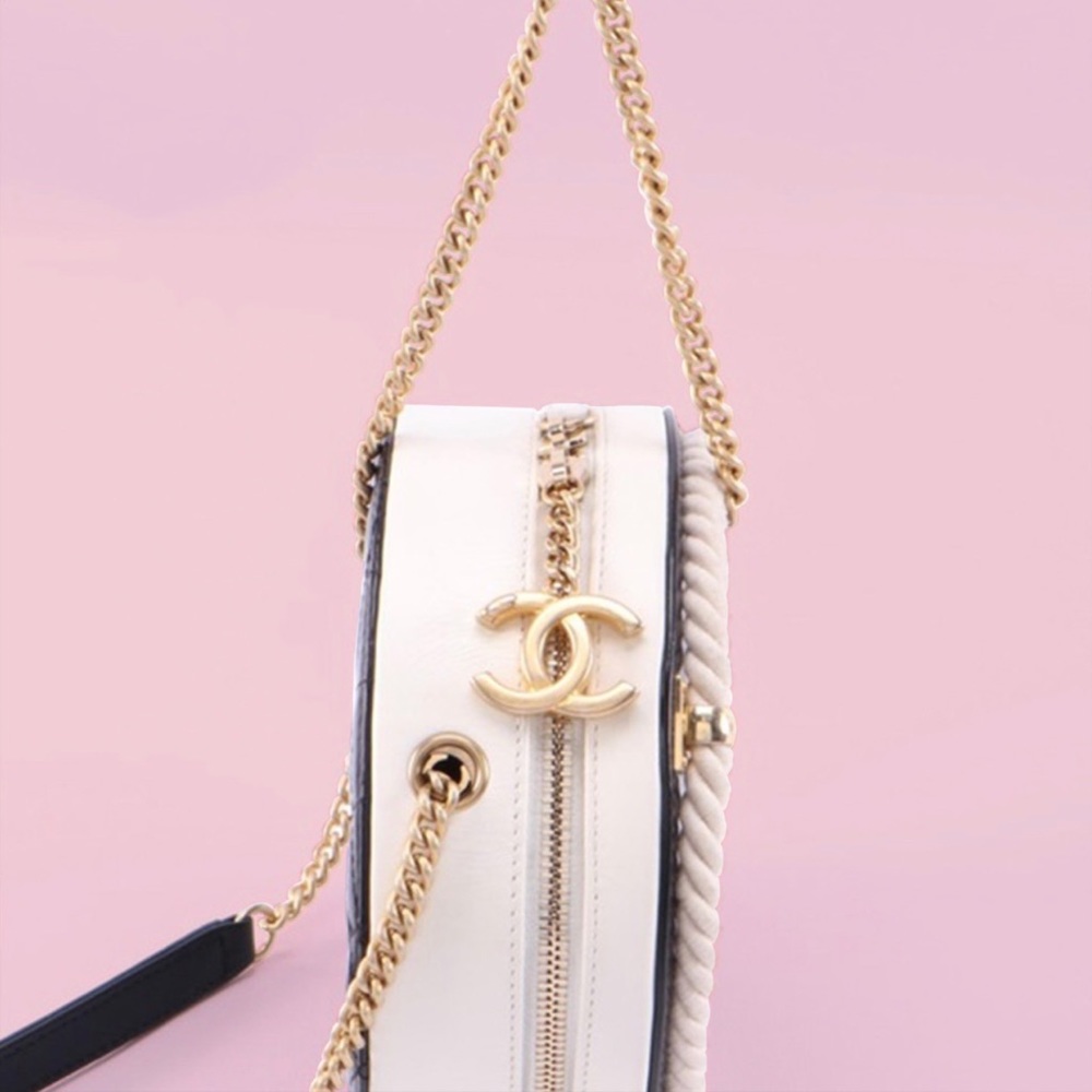 Chanel En Vogue Small Round Bag - Picture 5 of 11